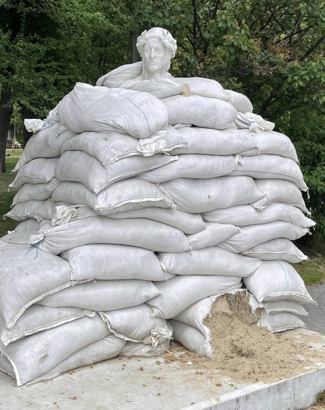 Une statue du poète Dante, à Kiev, protégée des frappes russes par des sacs de sable. Photographe: Sasha Kurmaz